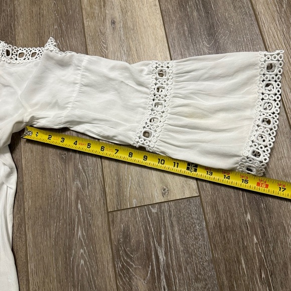 🛍️ Solitare Cold shoulder Lace trimmed top size Medium - Picture 4 of 11